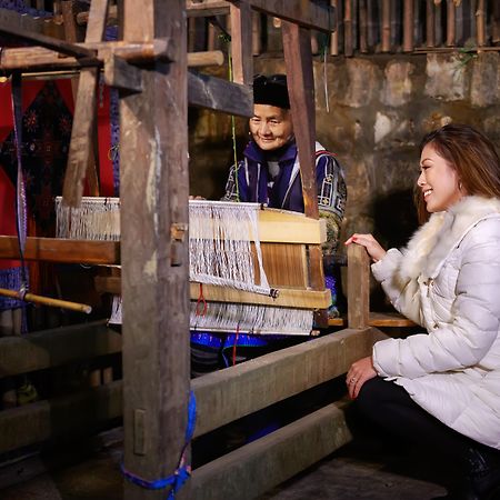シルク パス グランド リゾート ＆ スパ サパ エクステリア 写真 A woman praying at the Church of the Nativity
