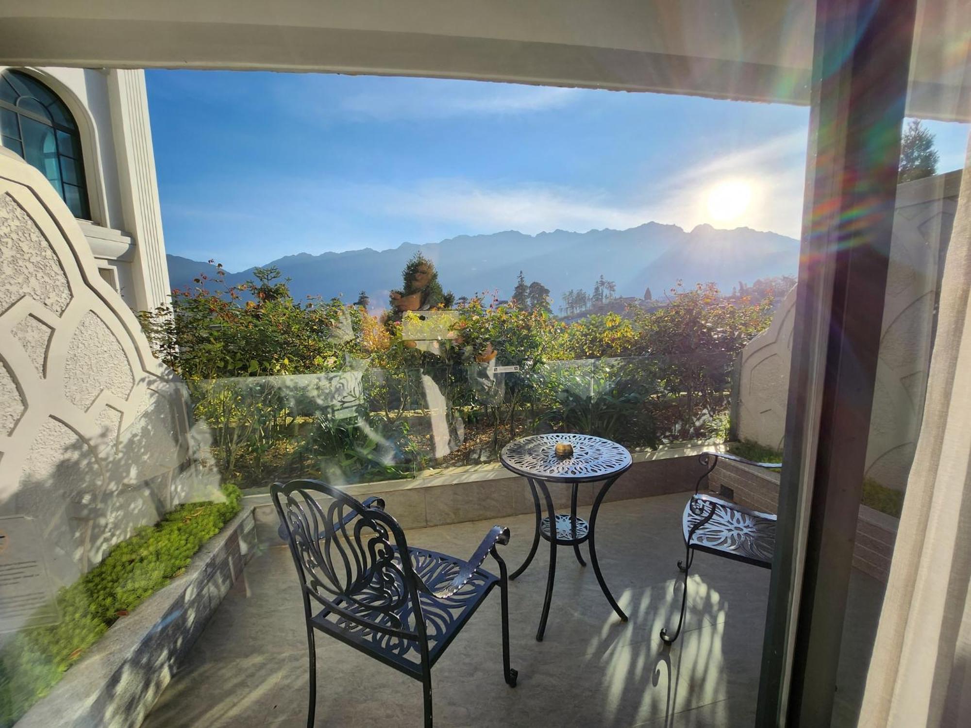 シルク パス グランド リゾート ＆ スパ サパ エクステリア 写真 View from the balcony of a suite at the Hotel del Monte