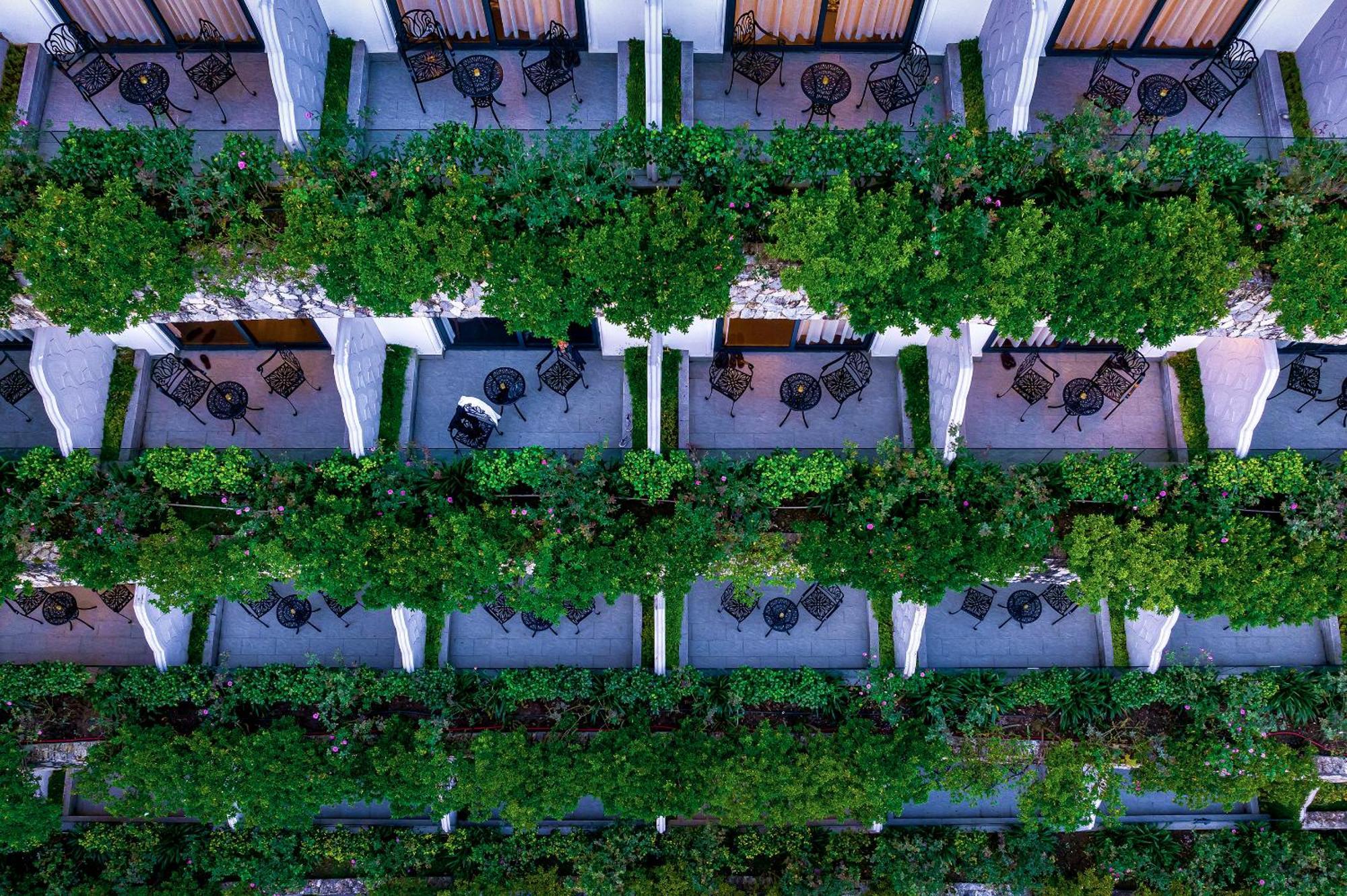 シルク パス グランド リゾート ＆ スパ サパ エクステリア 写真 The hotel's courtyard