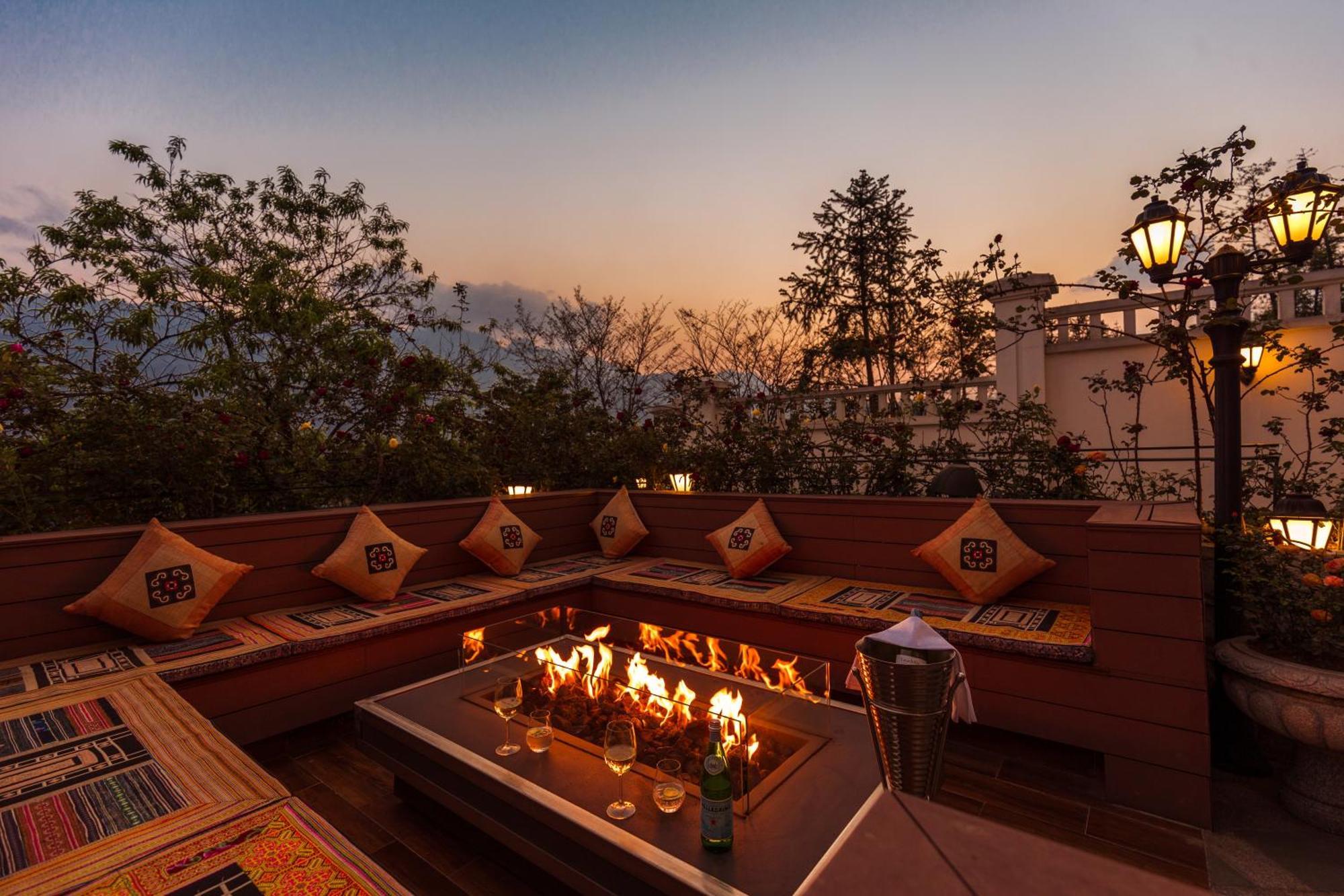 シルク パス グランド リゾート ＆ スパ サパ エクステリア 写真 The Terrace at The Oberoi, Mumbai