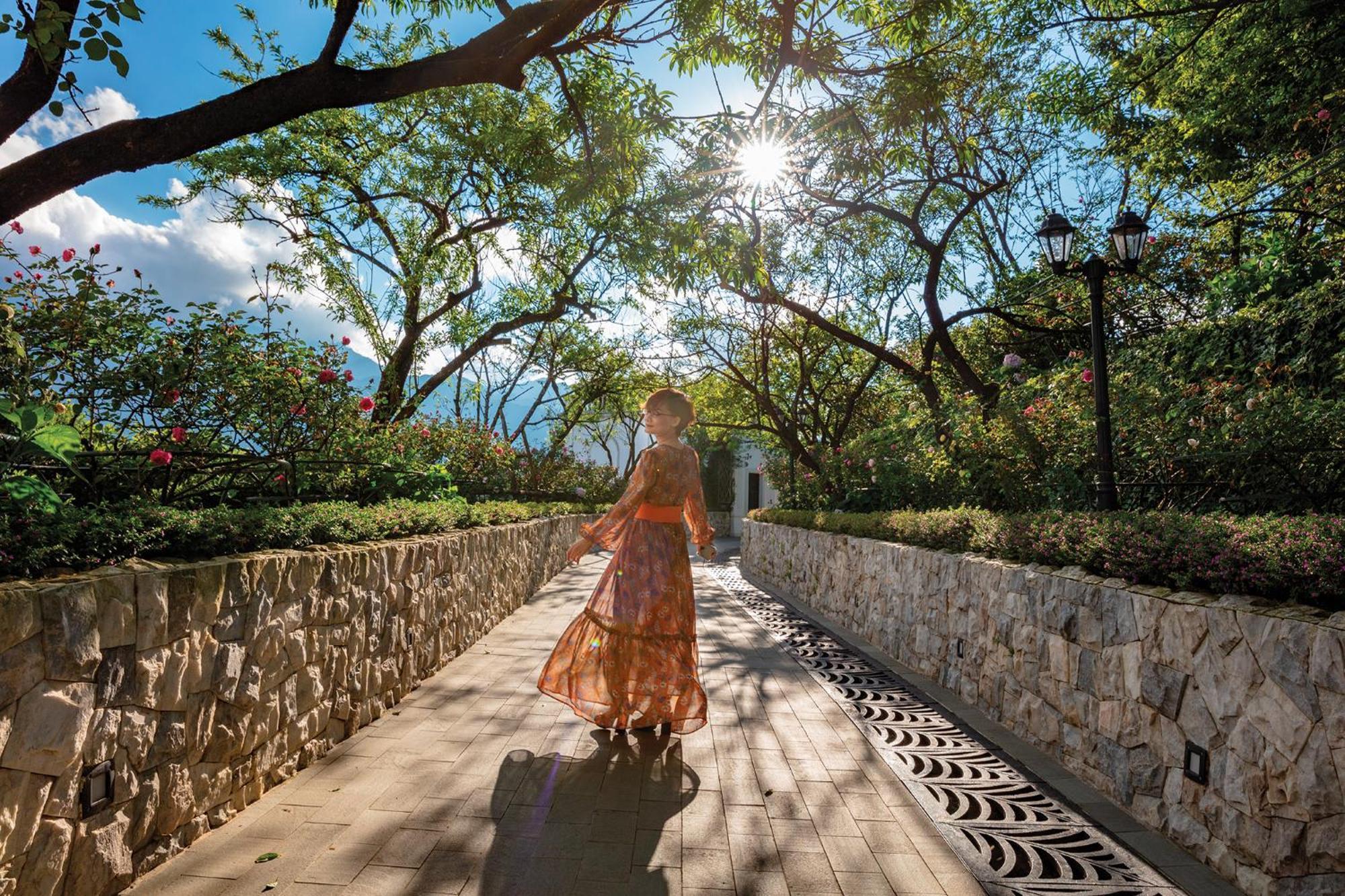 シルク パス グランド リゾート ＆ スパ サパ エクステリア 写真 A woman walking in the park